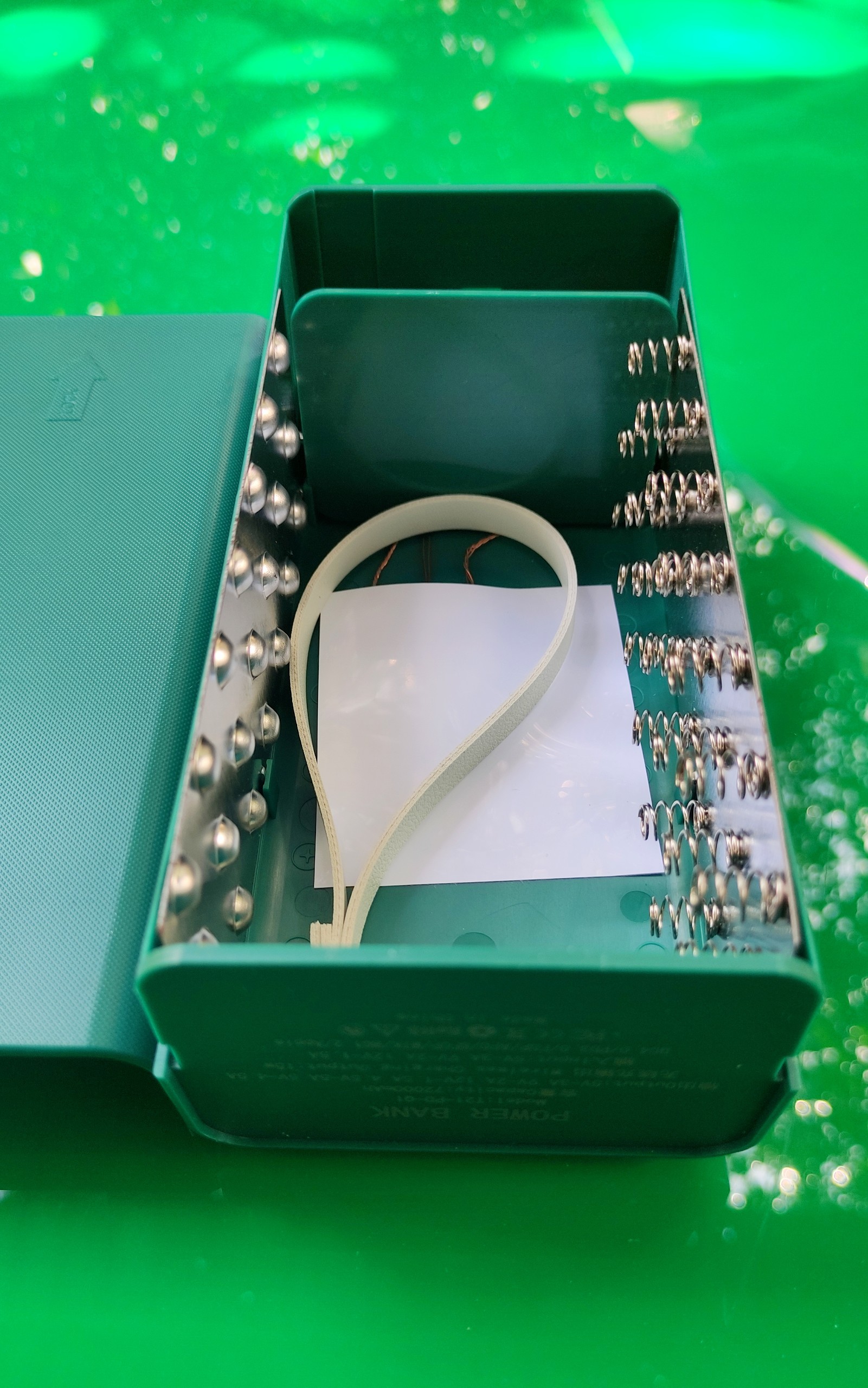 Box sạc dự phòng 21 cell 18650 sạc không dây, có đèn LED 3 cổng vào micro USB Type-C  nắp trượt và dây da cao cấp màu xanh lá