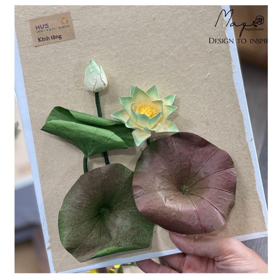 Tranh Hoa Giấy Handmade Trang Trí - Hoa Sen Trắng Kết Hợp Giấy Dó MAYPAPERFLOWER Khung Tranh Gỗ Size 20x25cm