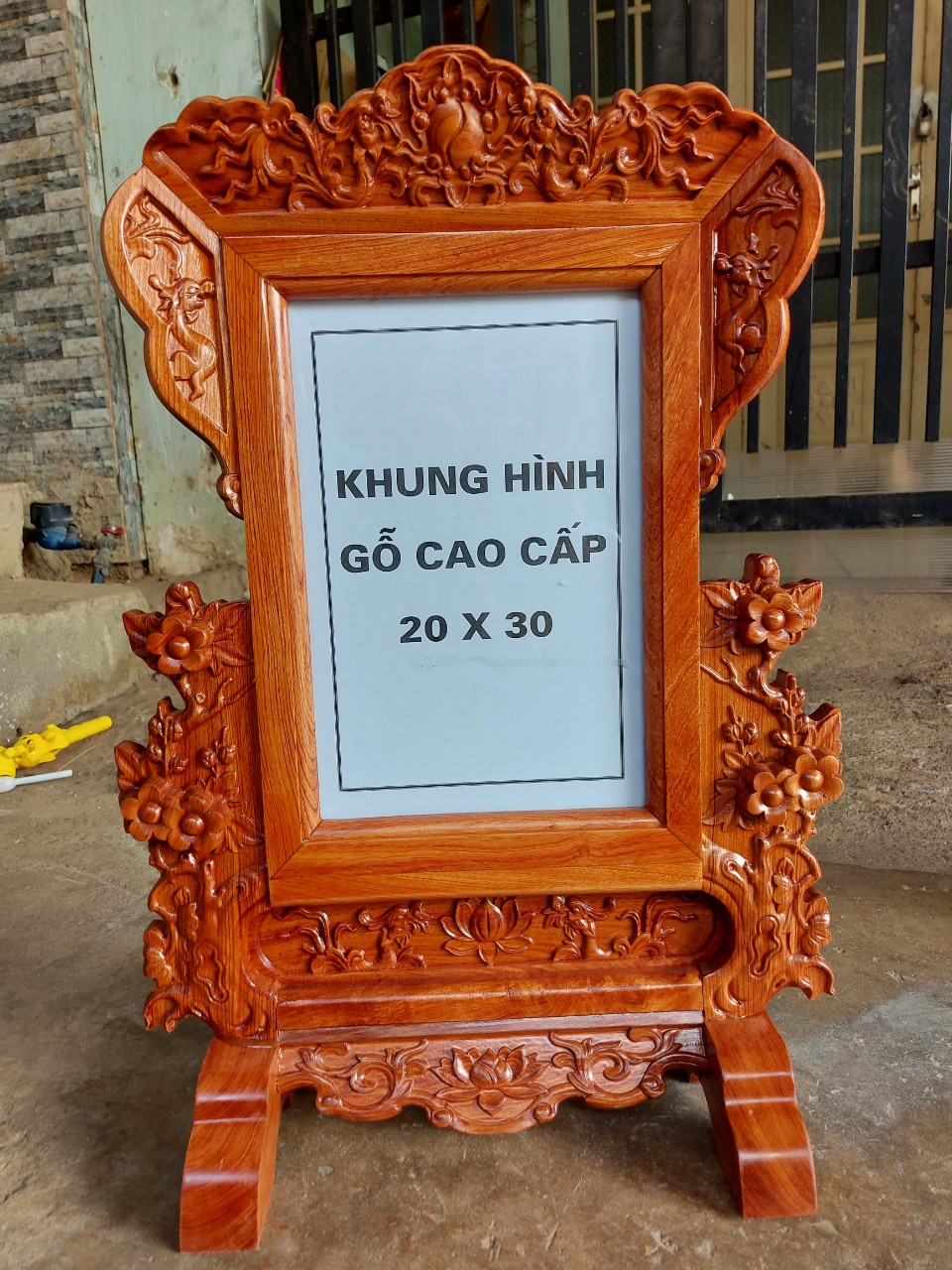Khung ảnh thờ,khung hình thờ chạm khắc hoa mai gỗ hương 25 X 35 cm