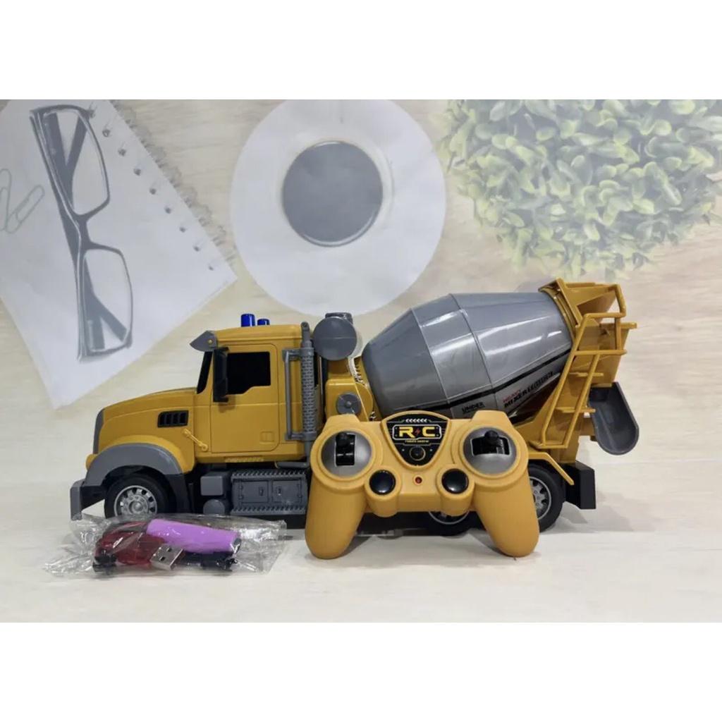 ĐỒ CHƠI XE TRỘN BÊ TÔNG CEMENT MIXER TRUCK ĐIỀU KHIỂN 4 CHIỀU BỒN XOAY 360 ĐỘ CÓ ĐÈN, PIN SẠC