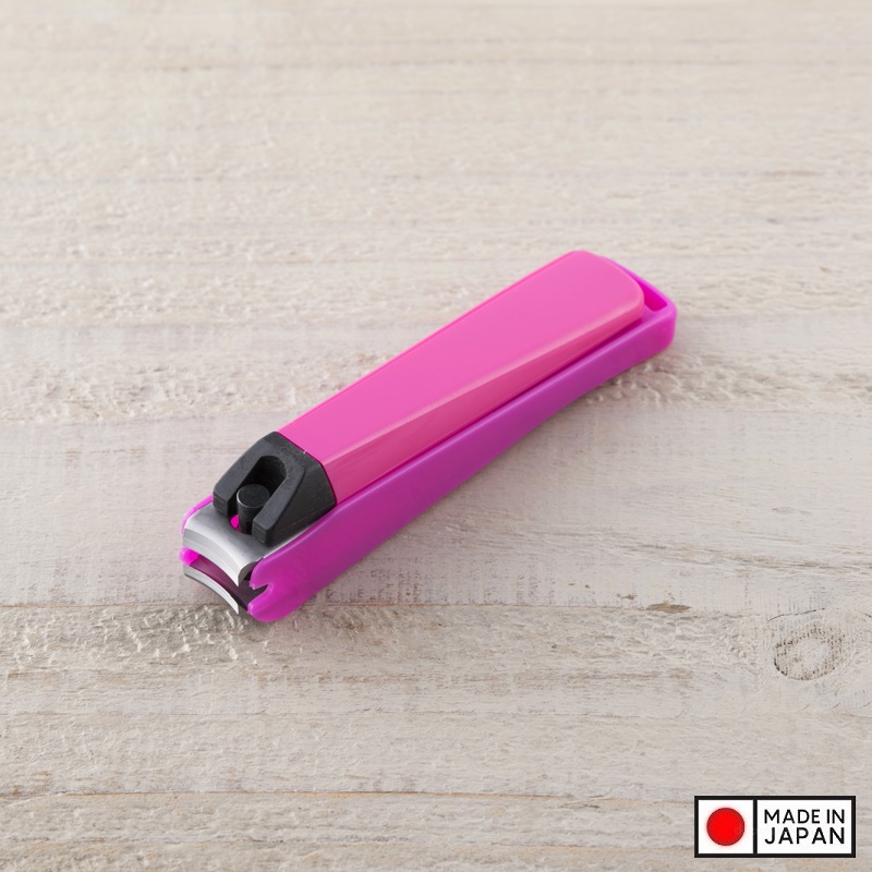 Bấm móng tay cao cấp Kai size S, phần bọc nhựa được thiết kế dùng để làm nơi chứa móng tay trong khi cắt, bấm tránh rơi lung tung - nội địa Nhật Bản