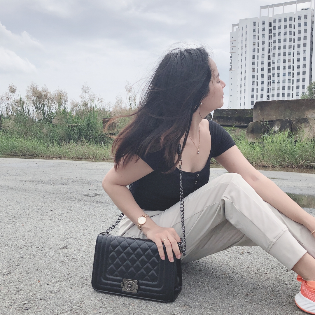 Túi đeo chéo nữ, kèm dây xích, có gắn dây nịt đính kèm, kiểu túi đeo chéo nữ phổ biến trên thị trường