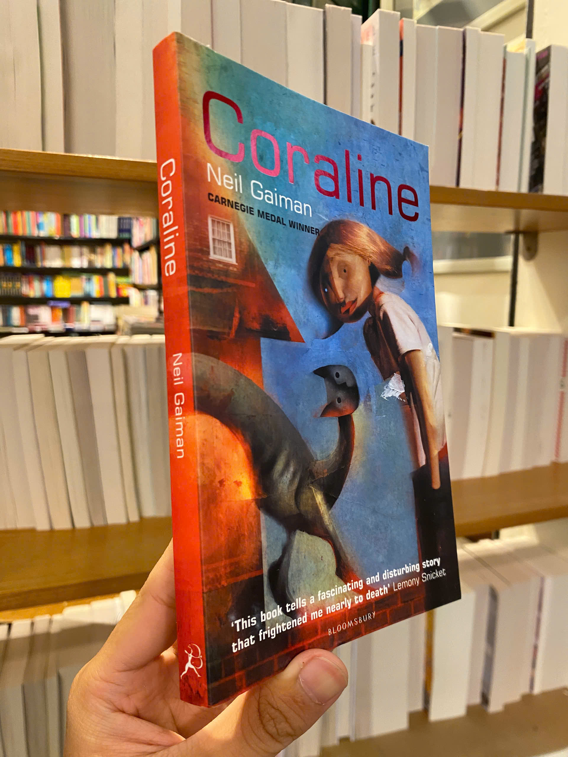 Sách - Coraline by Neil Gaiman - Fantasy/Horror/Fiction book in English - Sách Ngoại Văn Nhập Khẩu