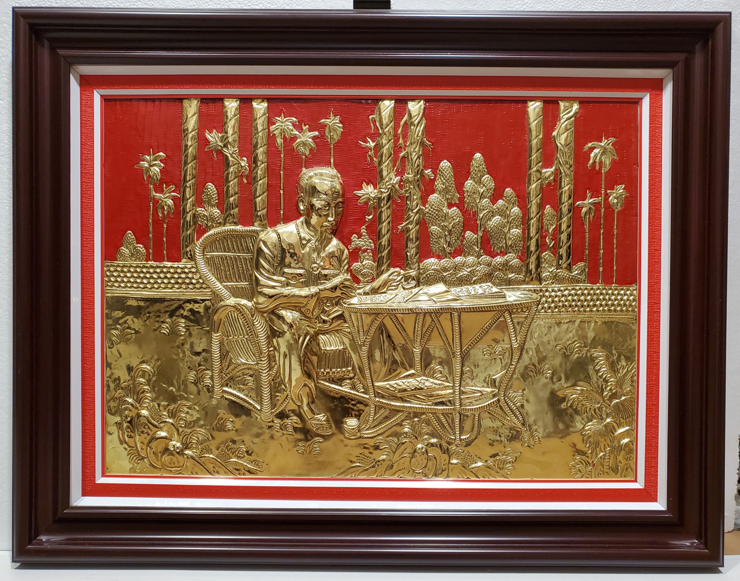 TRANH ĐỒNG VÀNG LIỀN TẤM,  BÁC HỒ NGỒI GHẾ MÂY LÀM VIỆC TRONG VƯỜN HOA PHỦ CHỦ TỊCH