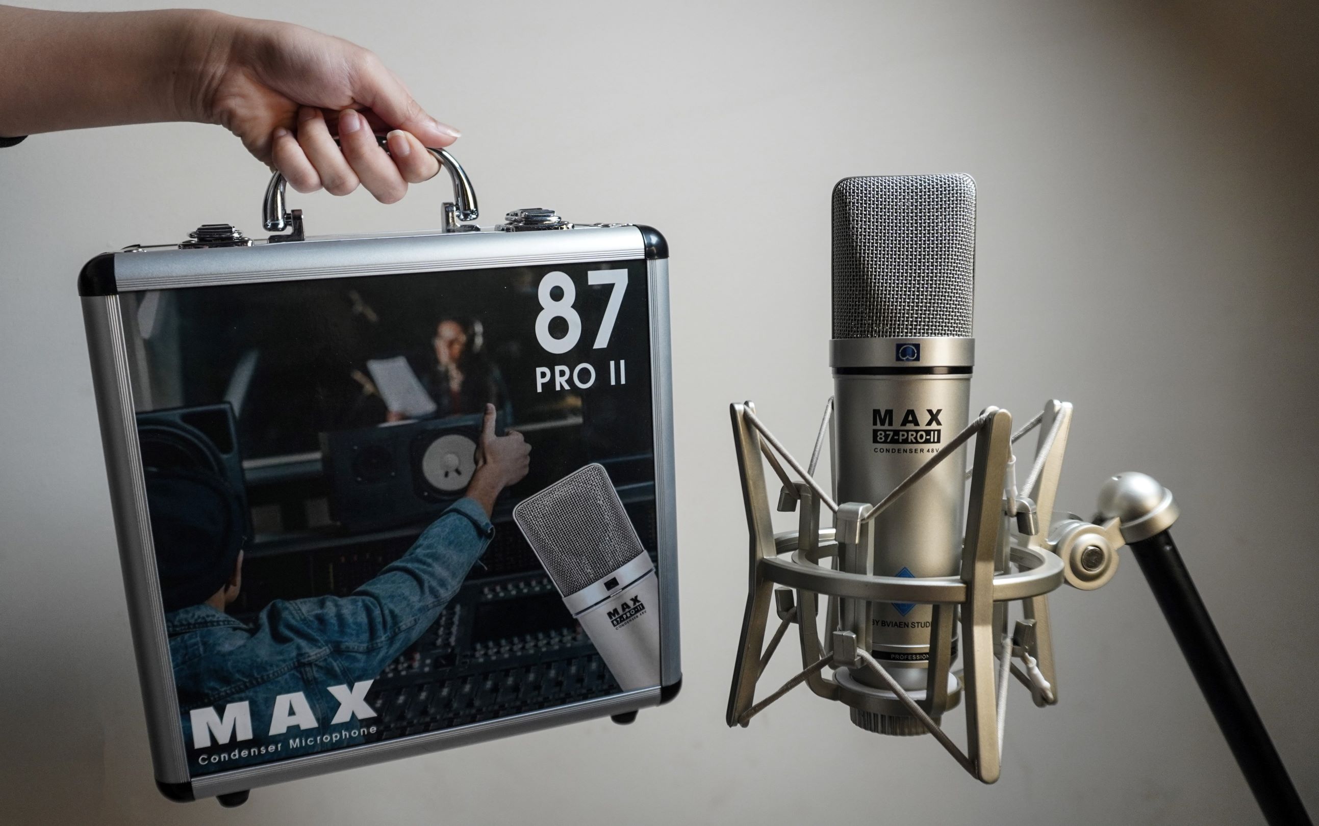 Mic thu âm Max 87-Pro-II - Micro 48V thu âm chuyên nghiệp - Condenser microphone - Dùng cho phòng thu, livestream, karaoke online - Tương thích nhiều loại soundcard, mixer - Thiết kế tinh tế, sang trọng - Hàng nhập khẩu