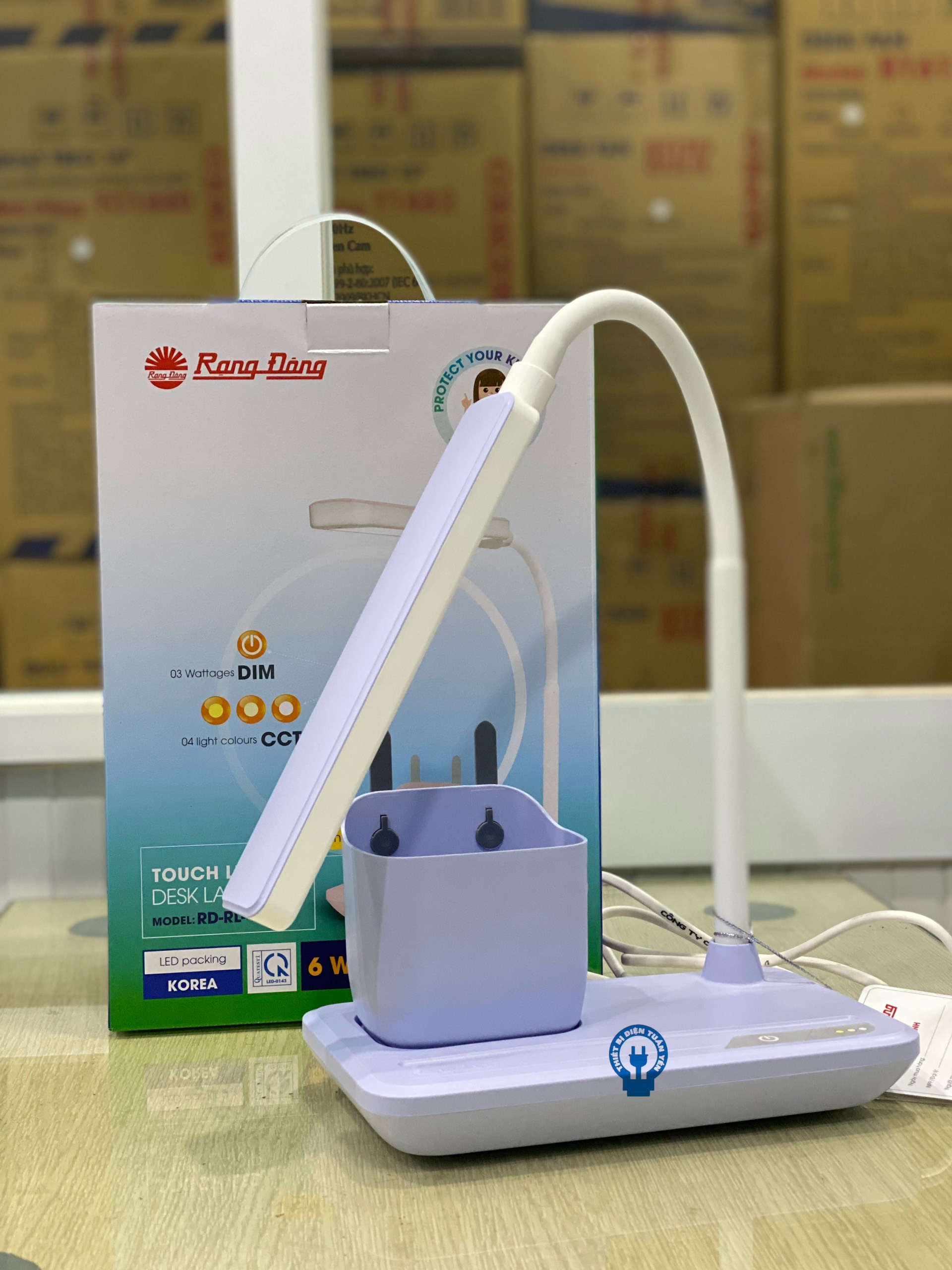 Đèn bàn đèn học cảm ứng bảo vệ thị lực RD-RL-45 phong cách sáng tạo, tiện lợi với ống đựng bút, đổi được màu ánh sáng và tăng giảm cường độ sáng, chính hãng Rạng Đông