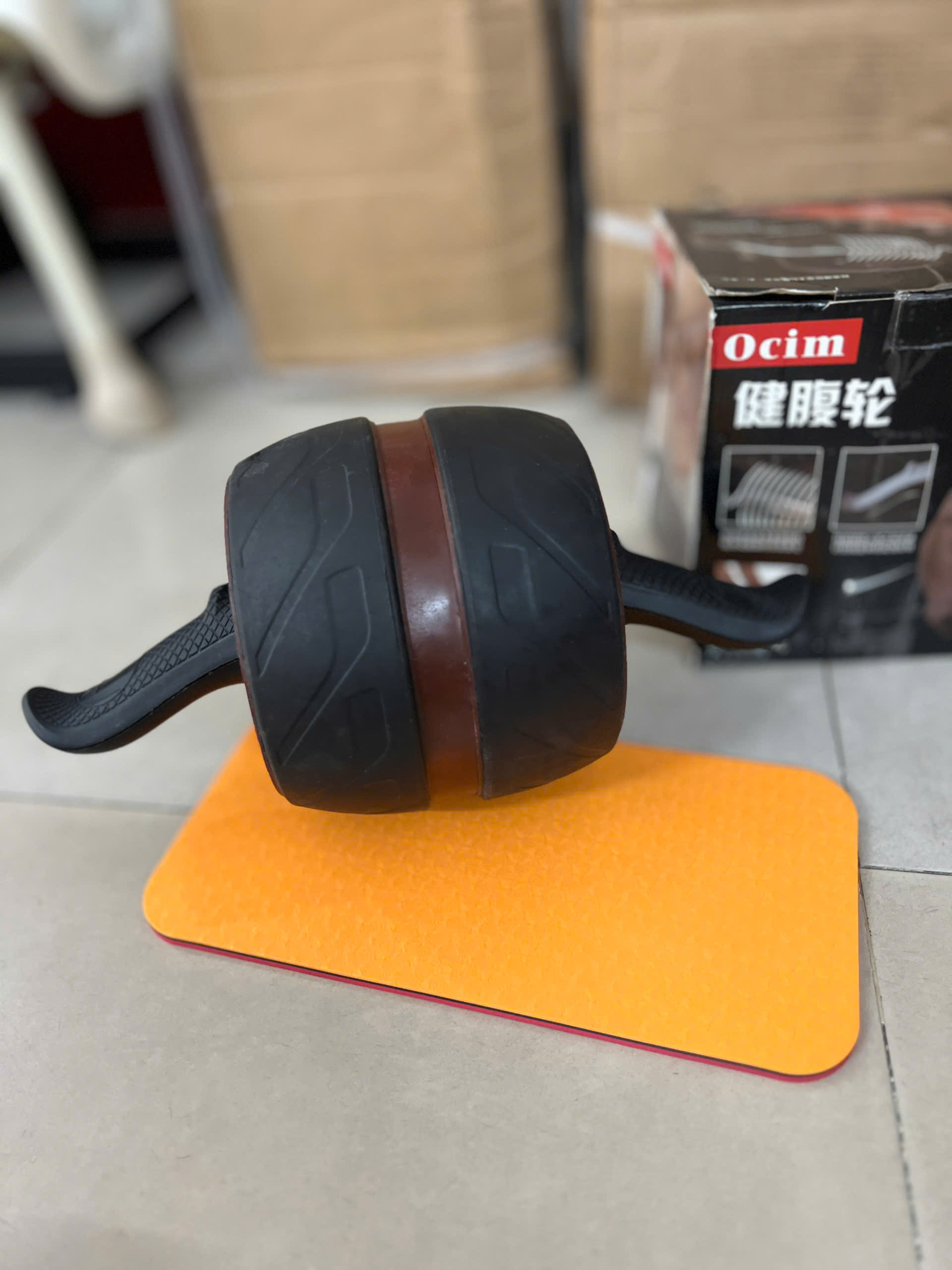 Con lăn tập cơ bụng AB Carver Pro kèm thảm kê gối tiện dụng, có lò xo đàn hồi giúp việc tập luyện trở lên dễ dàng hơn.