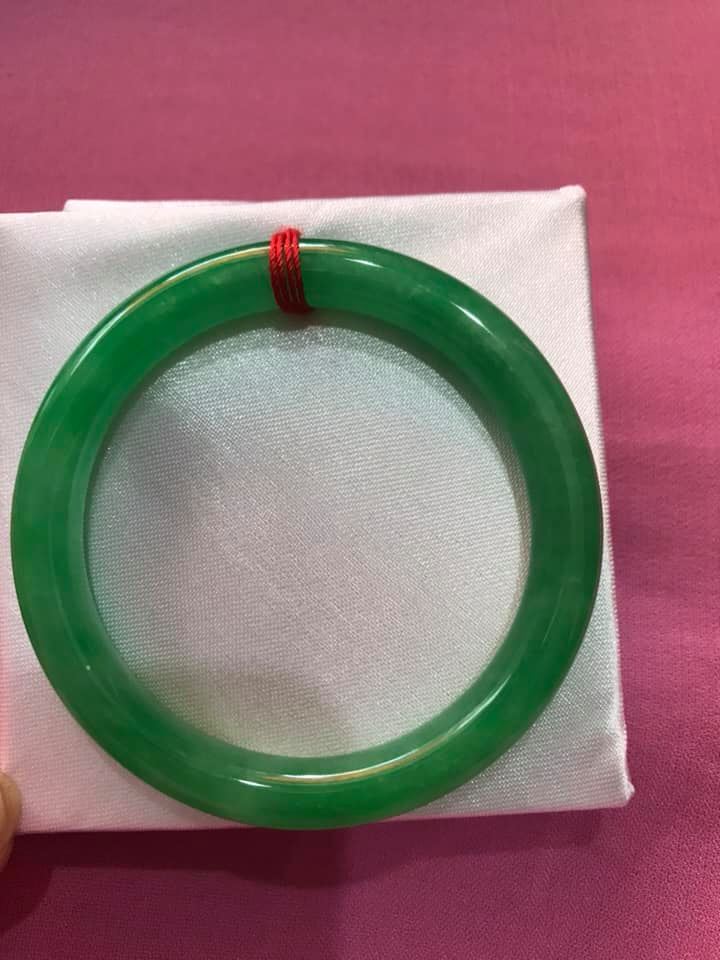 CHIẾC VÒNG TAY ĐÁ CẨM THẠCH LÝ ĐẸP 52mm Size 52mm x DẦY 8mm MÀU XANH LÁ TƯƠI BÓNG ĐẸP NỮ 52kg đến 59kg Đeo Đẹp Ạ