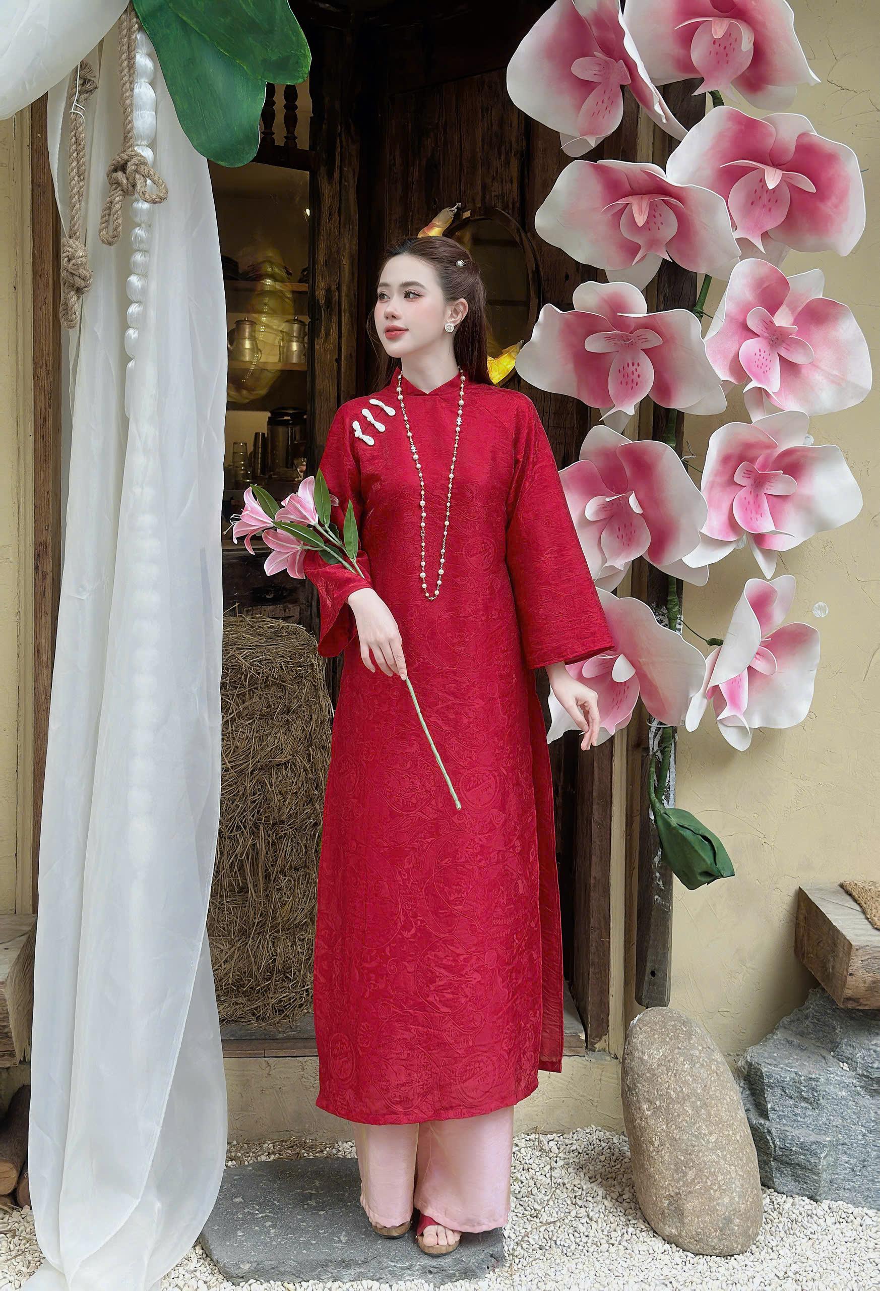 Áo Dài Tơ Ánh Đỏ Hoa Văn Cao Cấp – Thanh Lịch &amp; Nổi Bật - Áo đỏ quần vàng