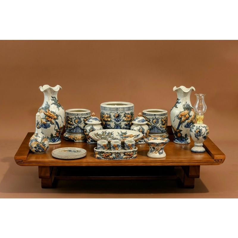 Bộ ban thờ gia tiên men rạn cổ, họa tiết đắp nổi thủ công. Gốm sứ Bát Tràng cao cấp.