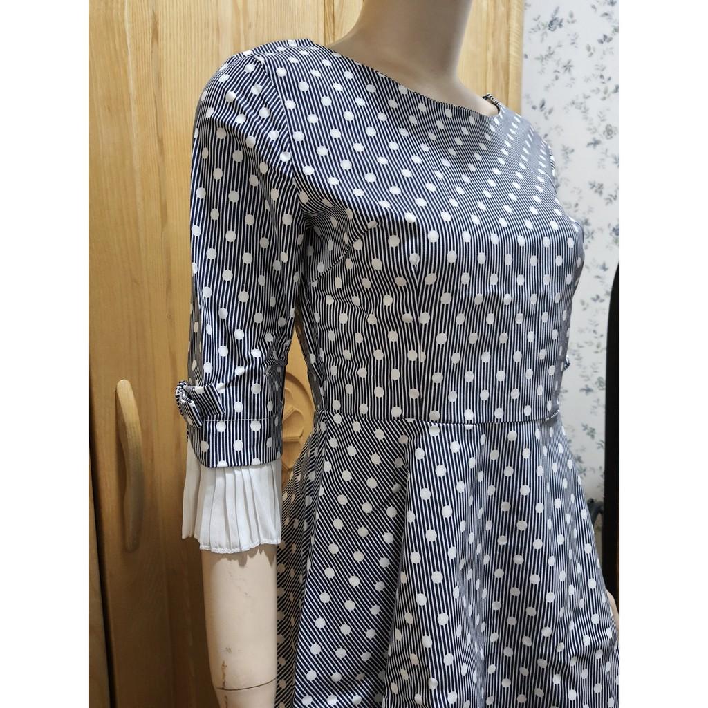 Đầm Xòe Chấm Bi chất vải Kaki Thun dầy dặn và co giãn. Đầm Thích hợp cho Chị/Em trong mọi hoàn cảnh nhé.... Làm việc văn phòng,đi chơi hoặc đi tiệc đều đẹp nhé