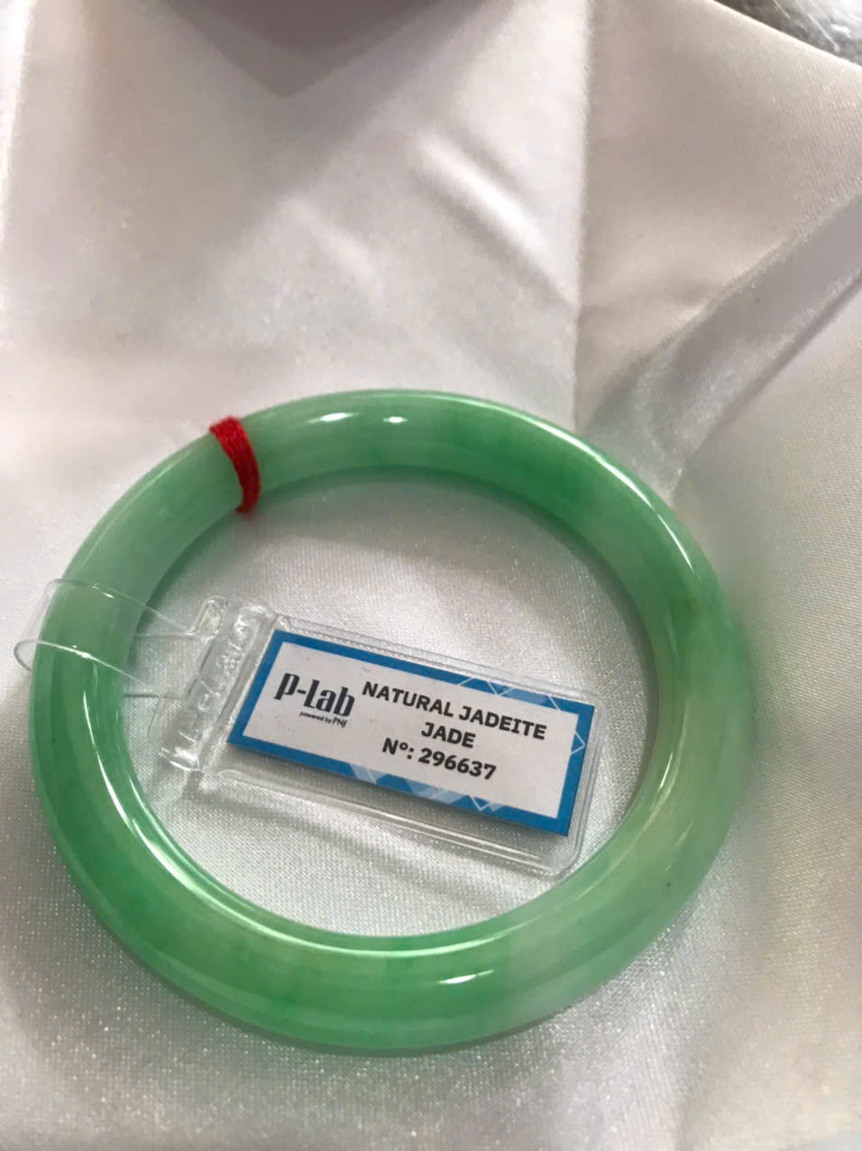 Chiếc Vòng Tay Đá Ngọc Cẩm Thạch Tự Nhiên Vip Lý Đẹp Ni 53mm x chột 8,2mm kiểm định kèm giấy chứng nhận P Lab Ni 296637 Màu Xanh Lý Tươi trắng xanh nhẹ bóng mượt sịn sang nữ 52kg - 60kg đeo ạ