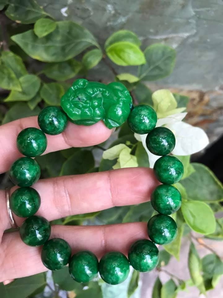 VÒNG TAY ĐÁ CẨM THẠCH TỲ HƯU SIZE 12MM AC MỆNH MỘC HOẢ ĐEO MÀU XANH CẨM THẠCH ĐẬM ĐẸP Ạ