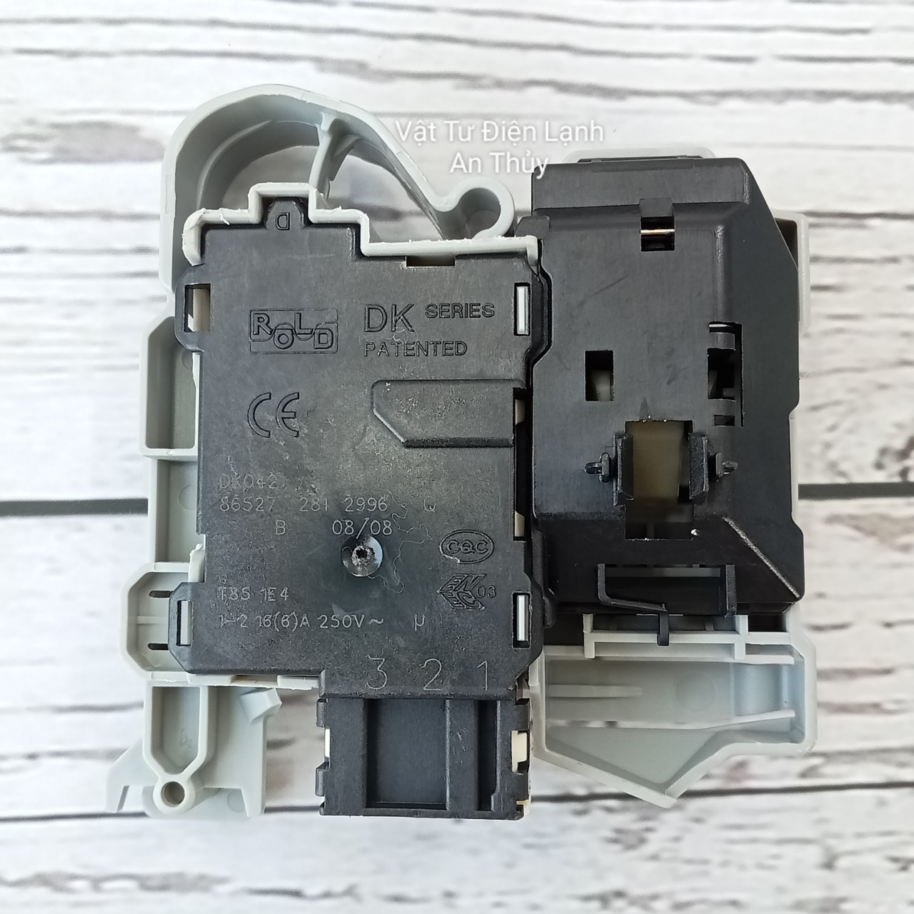 Công tắc khóa cửa máy giặt SAMSUNG vuông loại 3 chân 86520 - 290Q
