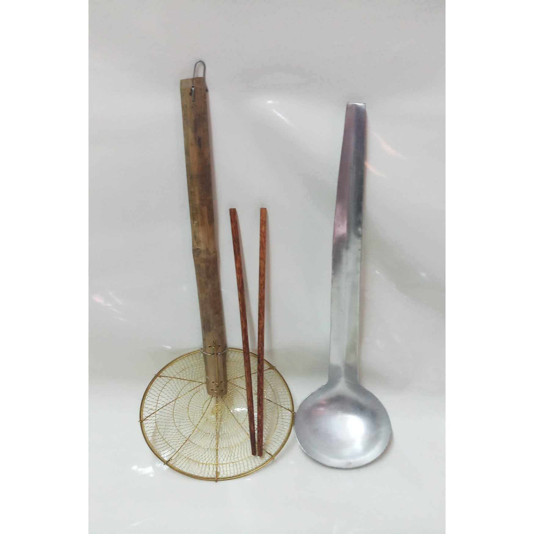 COMBO 1 VỢT THAU VỚT MÌ,VỚT XƯƠNG,THỨC ĂN+ 1 VÁ NHÔM BAY MÚC NƯỚC DÙNG+ 1 ĐÔI ĐŨA GỖ DỪA LỚN CAO CẤP.