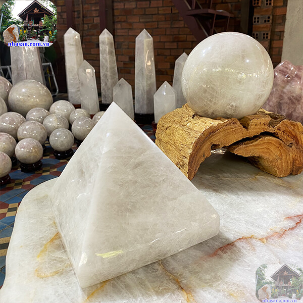 Đá thạch anh trắng hình kim tự tháp làm sạch không khí và giảm stress-6.4kg (KT: 18 * 17 (cm)) - T561