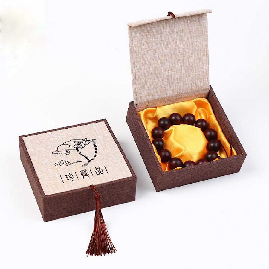 HỘP GẤM LÓT VẢI VÀNG TAY PHẬT CẦM CHUỖI HẠT 12cm ĐỰNG VÒNG , CHUỖI PHONG THỦY