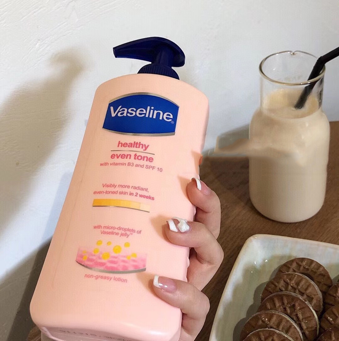 Sữa dưỡng thể dưỡng trắng ngày và đêm Vaselin 400ml