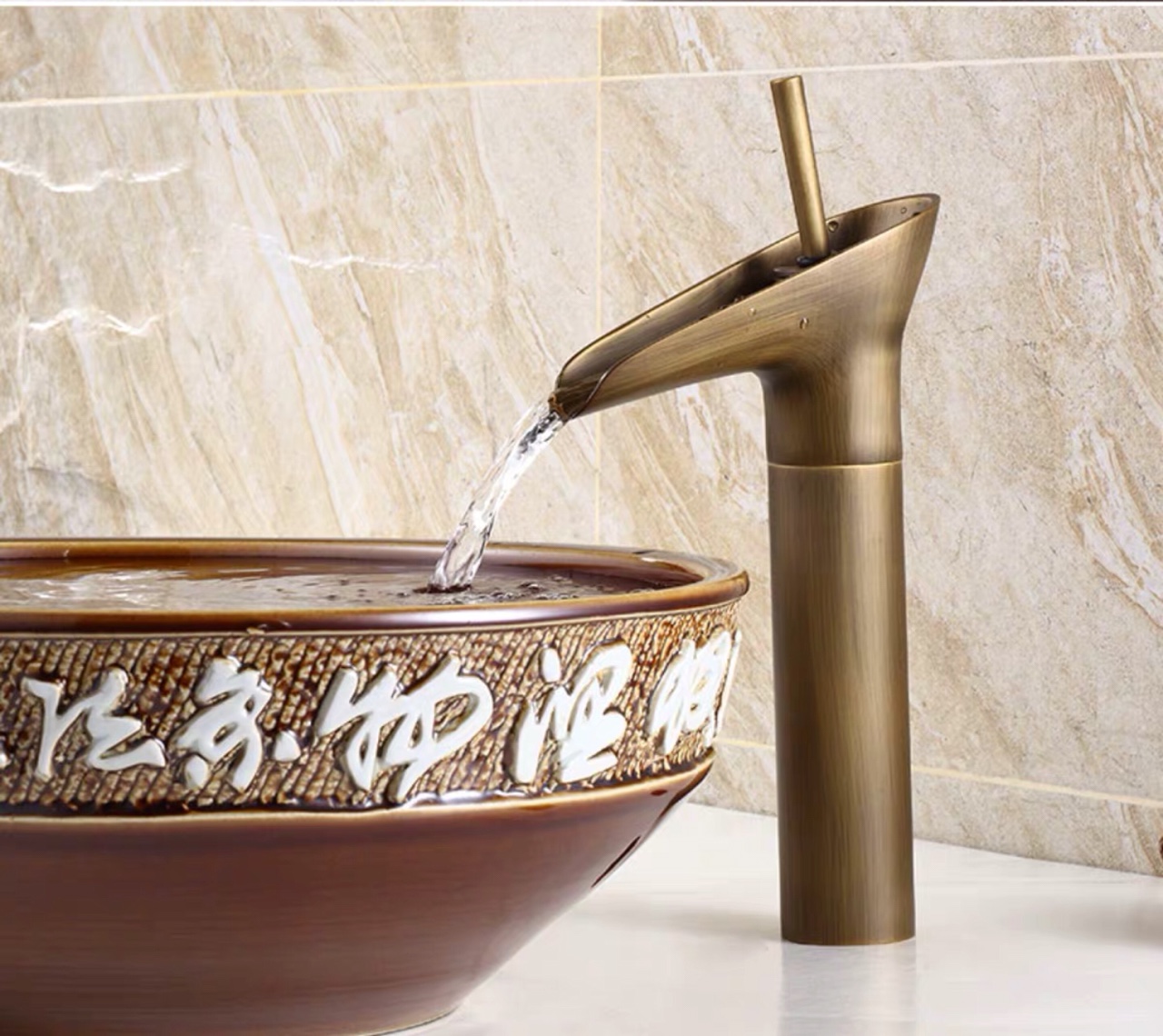 Vòi lavabo đồng trúc sử dụng được cho cả nóng và lạnh, sang trọng và cổ điển