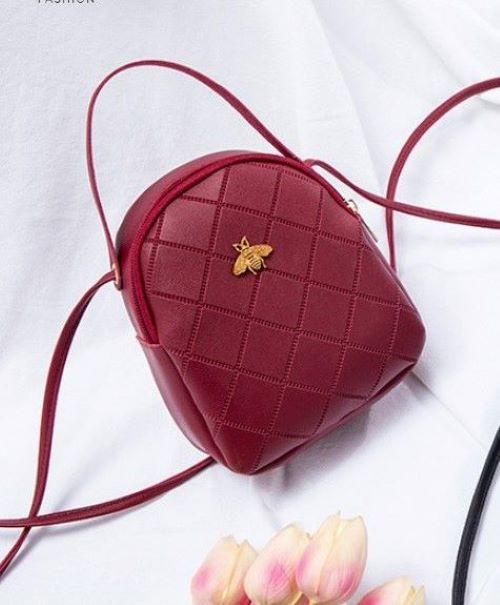 Túi đeo chéo quả trám logo con ong màu đỏ