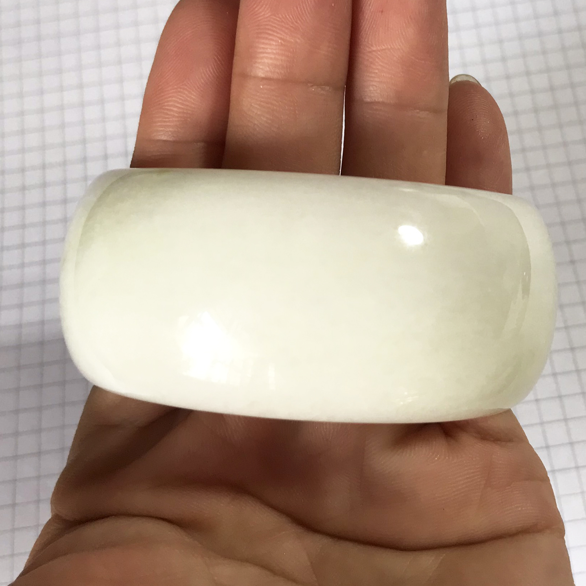 Vòng tay cẩm thạch bạch ngọc tự nhiên của việt nam bản cao 3cm cho người mệnh Thủy và Kim