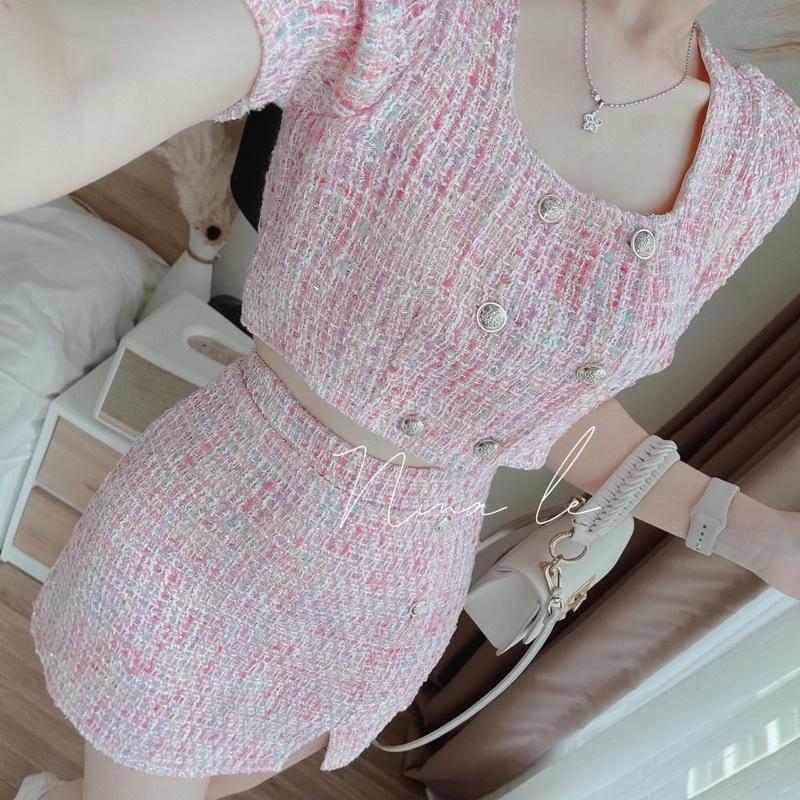 Set dạ hồng áo crop đính nút kèm chân váy ngắn xẻ tà mẫu chị nina lê
