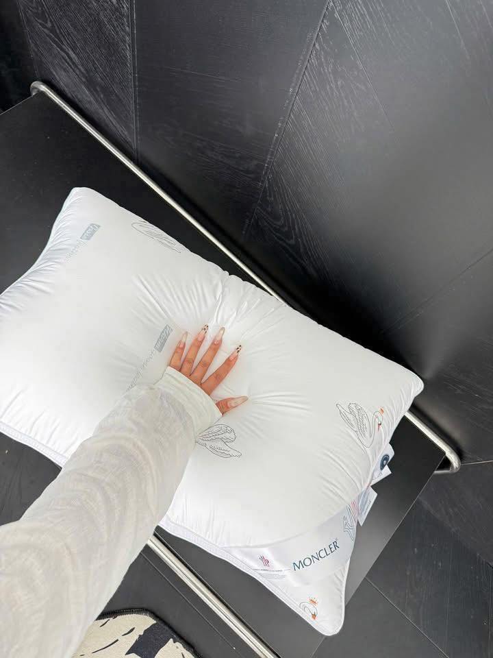 Set 2 gối Moncler size 48x74cm hàng chính hãng