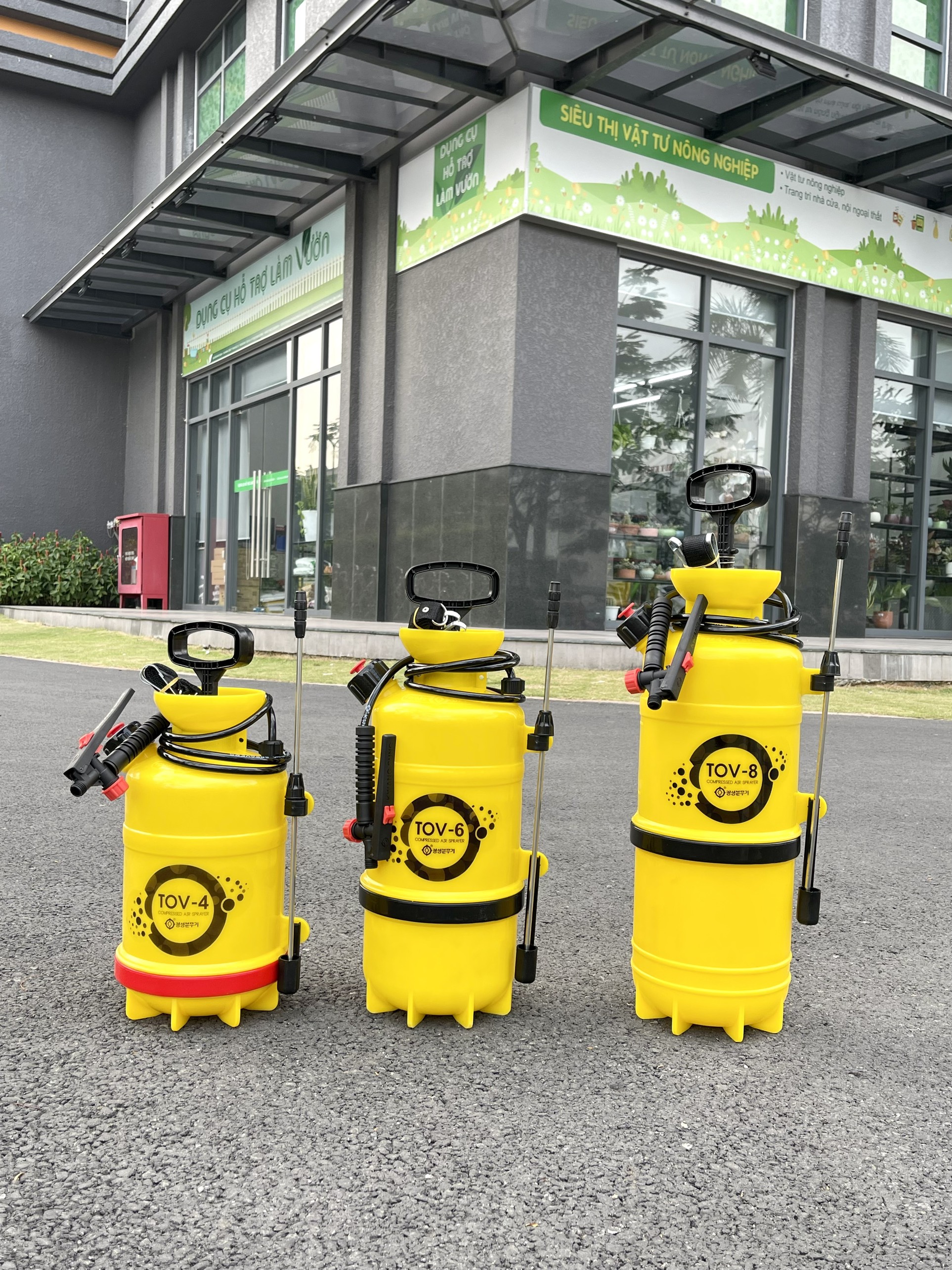 Bình xịt 4lít dùng để tưới cây - phun phân bón cung cấp dưỡng chất cho cây trồng