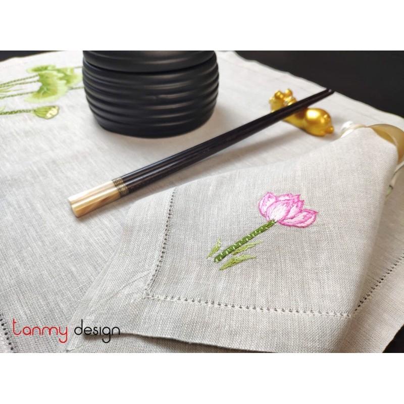 Bộ lót đĩa và khăn ăn linen thêu hoa sen.