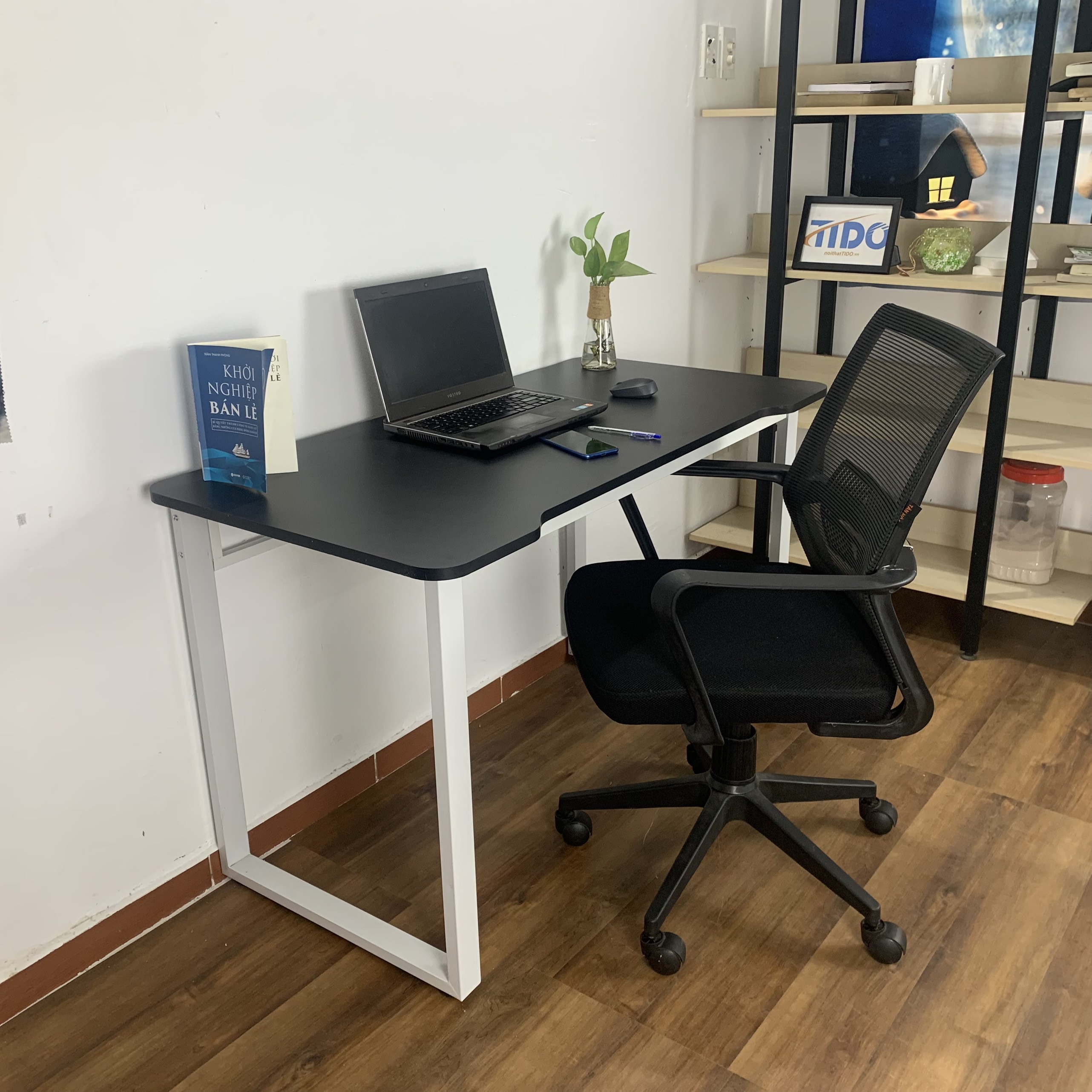 Bàn làm việc và giải trí gaming chân U – TIDO TI-BCGMCU – Mặt bàn bo tròn các góc – Mặt bàn dài 1m2, có 2 màu viền. – Chân trắng – viền đen – Vừa 100x50x75 Cm