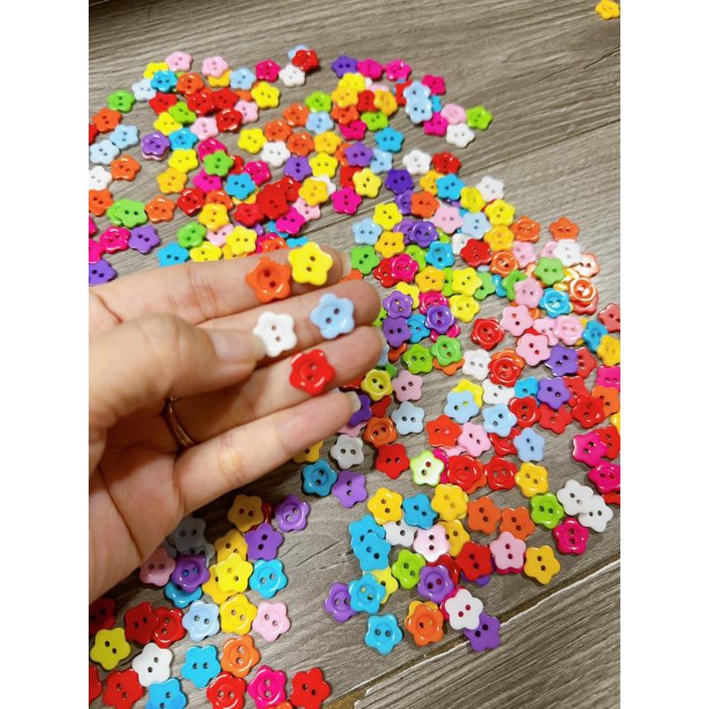 Set 5 nút nhựa Quảng Châu 12mm hình hoa mai nhiều màu