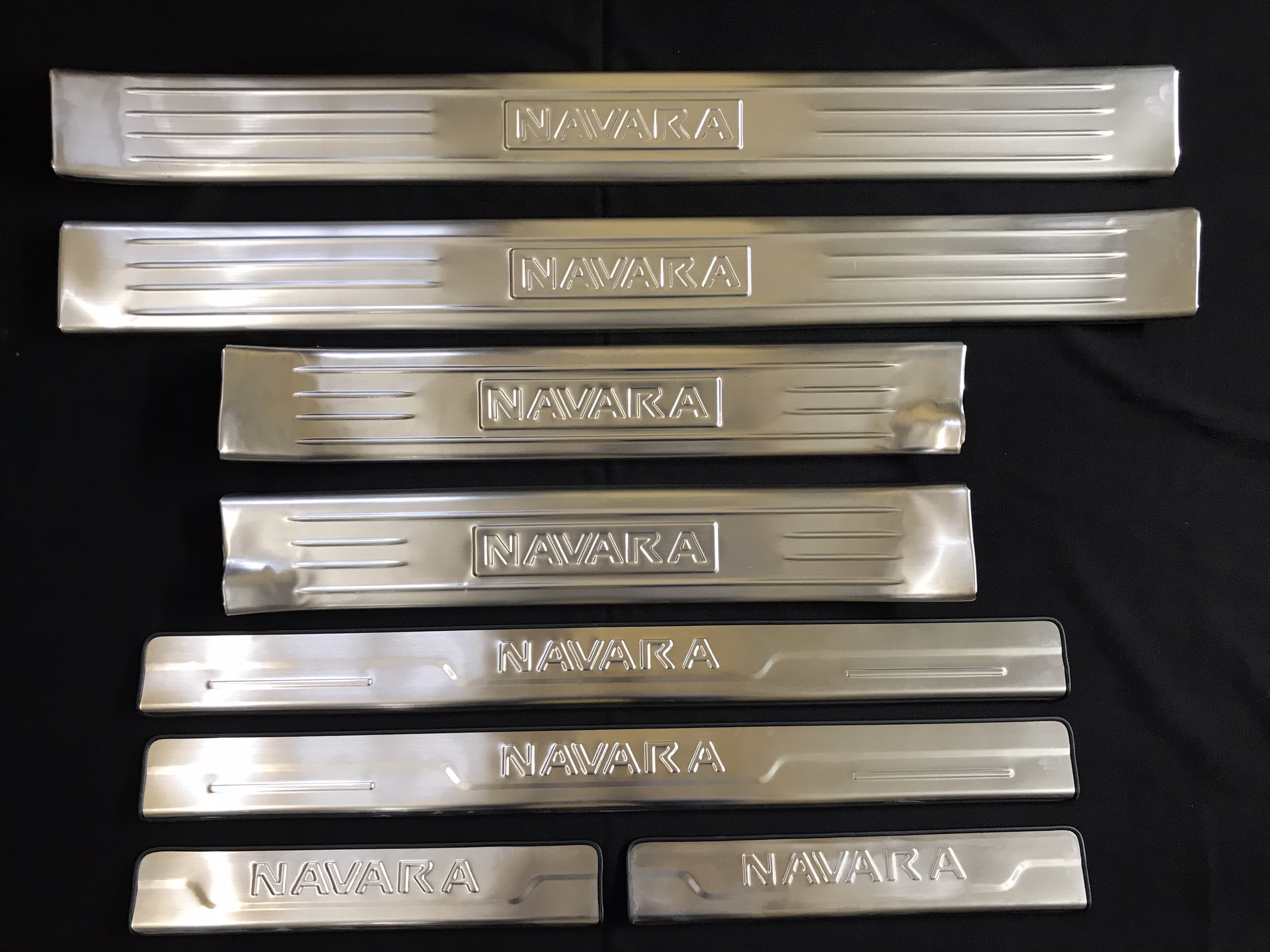 Ốp Bậc Cửa Trong, Ngoài Xe Nissan Navara 2015-2020, chất liệu Inox