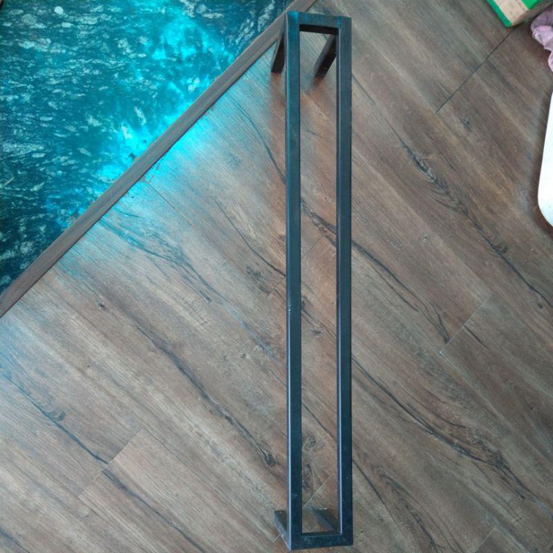 Kệ thép kê ban công. Dài 100cm. Rộng 10cm. Cao 14,5cm. 4 chân. Hộp thép 2x2cm