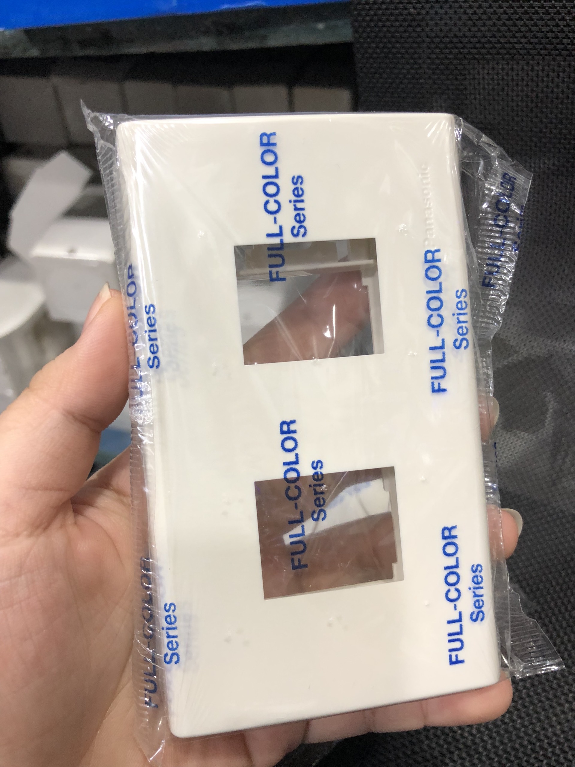 Mặt Thiết Bị Panasonic Dùng Cho Ổ Cắm, Công Tắc Dòng Full Mặt 1 - 2 - 3 - 4 - 6 - Hàng Chính Hãng - Mặt 2