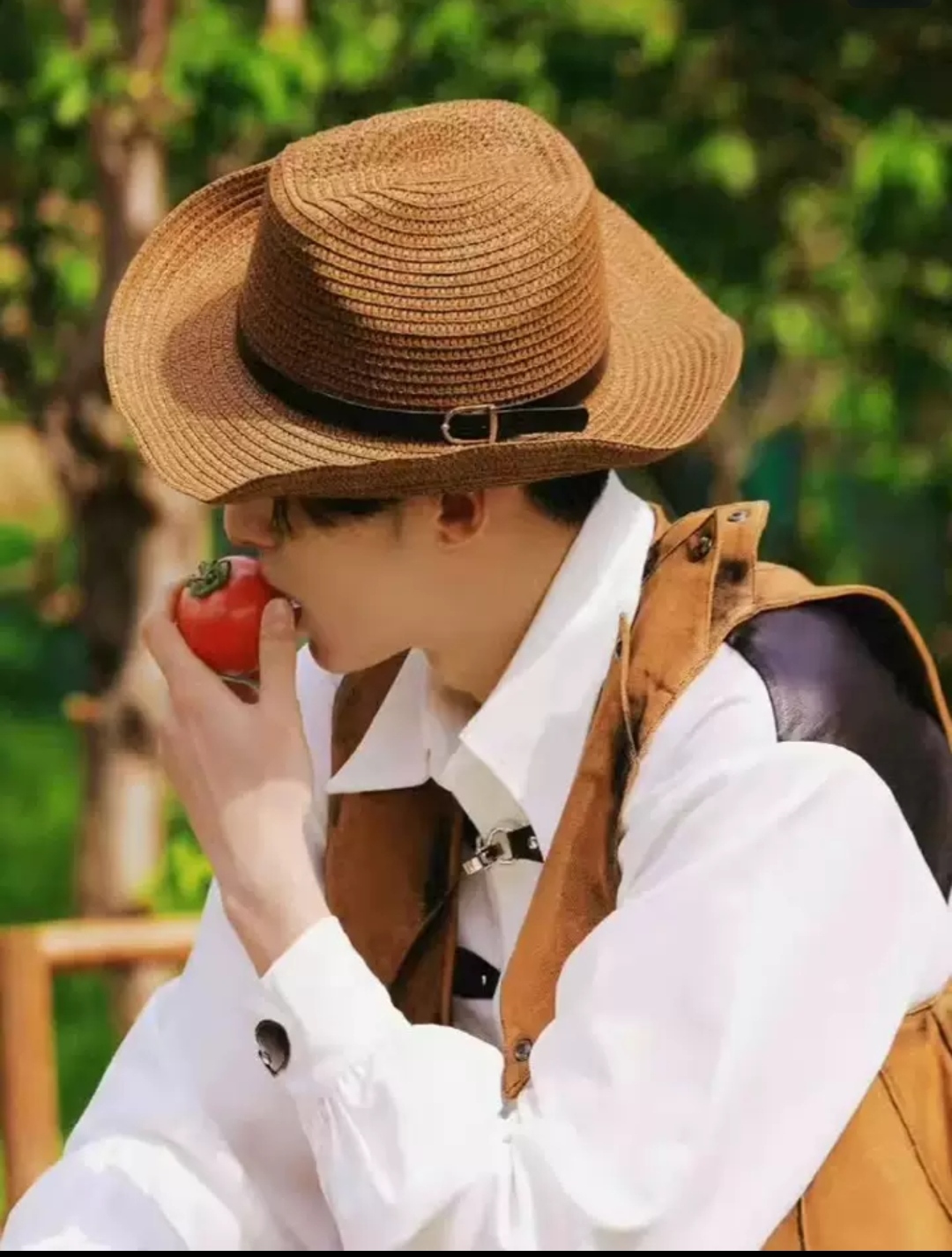 Nón mũ cói cao bồi phong cách Hàn Quốc dành cho cả nam và nữ. Thiết kế đẹp, màu trắng kem nâu nhạt nâu dậm. Kiểu dáng gập gọn tiện lợi.    * Sản phẩm mang phong cách Hàn Quốc Dona25060101