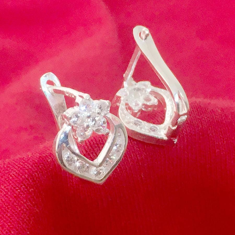 Bông tai nữ Bạc Quang Thản thiết kế kiểu đeo sát tai chất liệu bạc thật không xi mạ, phù hợp với mọi lứa tuổi