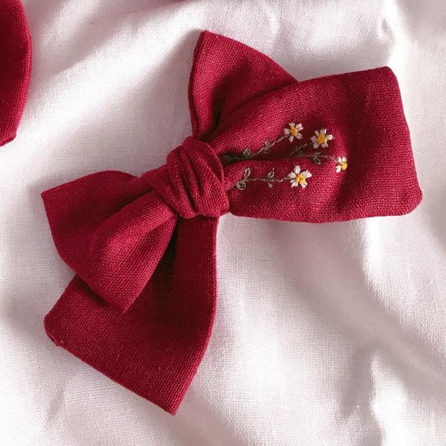 Nơ linen đỏ đô thêu hoa cúc