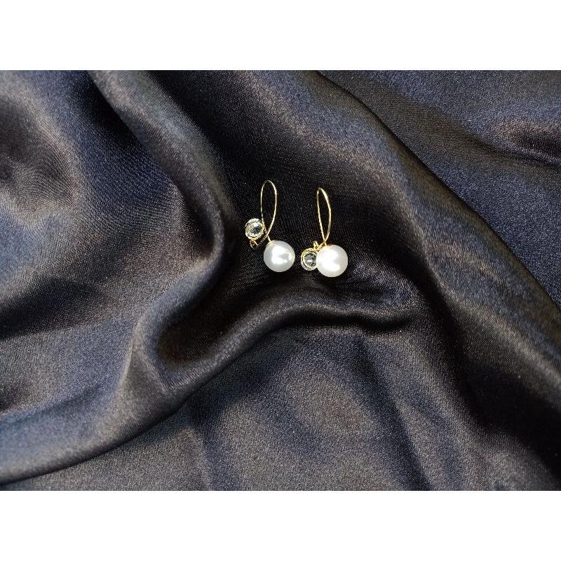 KHUYÊN TAI NỮ GIAO MẪU NGẪU NHIÊN