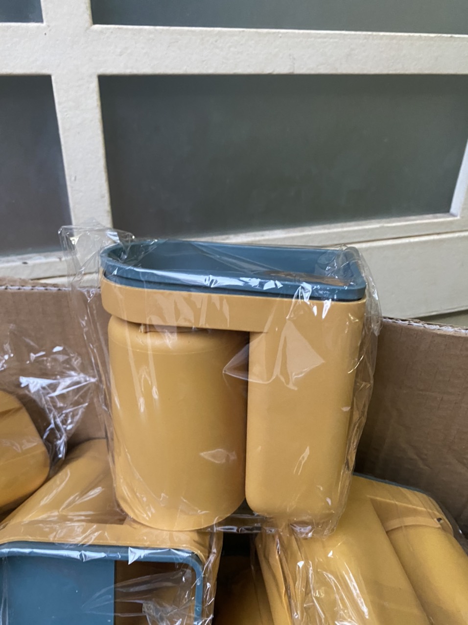 Kệ Đựng Bàn Chải Kem Đánh Răng Giá Đựng Bàn Chải Treo Cốc Đánh Răng Dán Tường Kèm Sticker Xinh Xắn