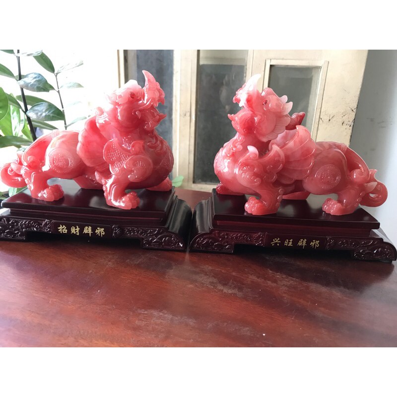 Cặp Tỳ Hưu Đỏ Phong Thủy Hút Tài Đế Gỗ Đẹp Size Dài 22cm x Cao 19cm x Sâu 10,5cm Hợp Anh Chị mệnh Hỏa mệnh Thổ trưng trên bàn , quầy , phòng khách ở nhà, công ty ạ