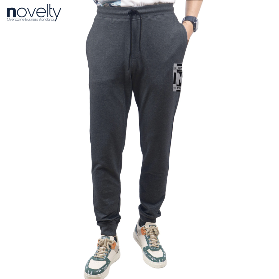 Quần jogger nam họa tiết in dập nổi Novelty Regular fit xám đậm NQGMMDMT3R230554Q