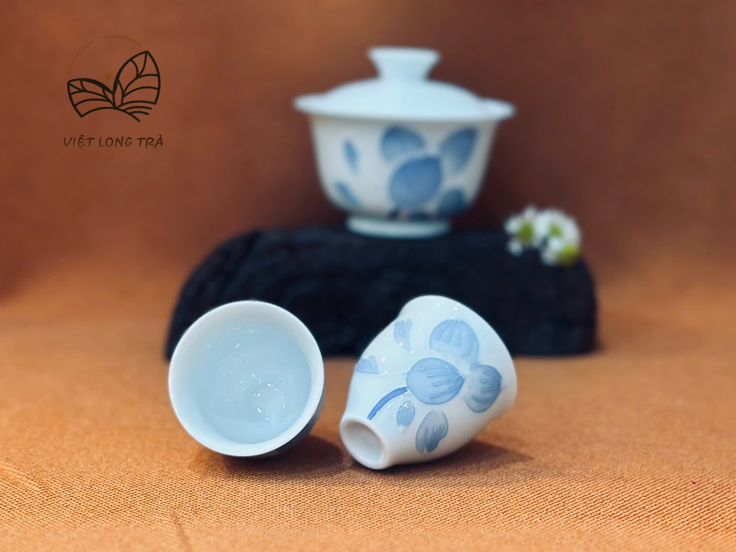 CHÉN UỐNG TRÀ SỨ CẢNH ĐỨC – HỌA TIẾT SEN LAM VẼ TAY – 40 ML - VIỆT LONG TRÀ