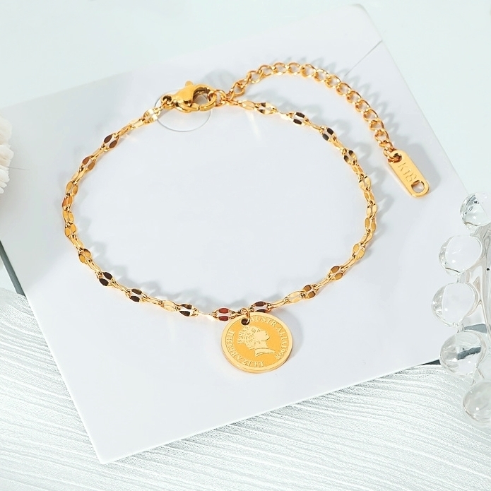 Lắc tay titan không gỉ mặt tròn đồng xu khắc hình nữ hoàng