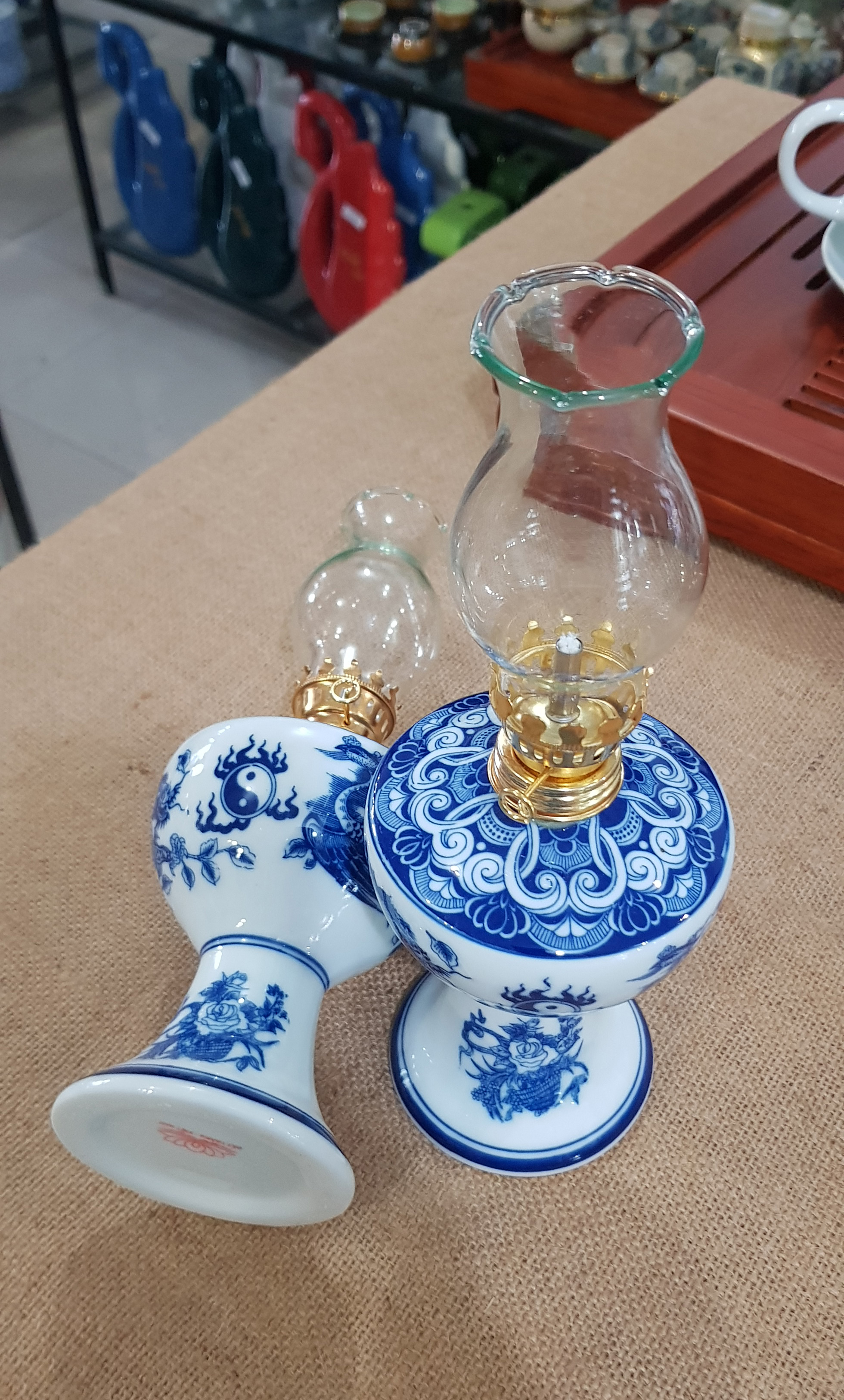 Đèn thờ màu xanh lam - Gốm Bát Tràng