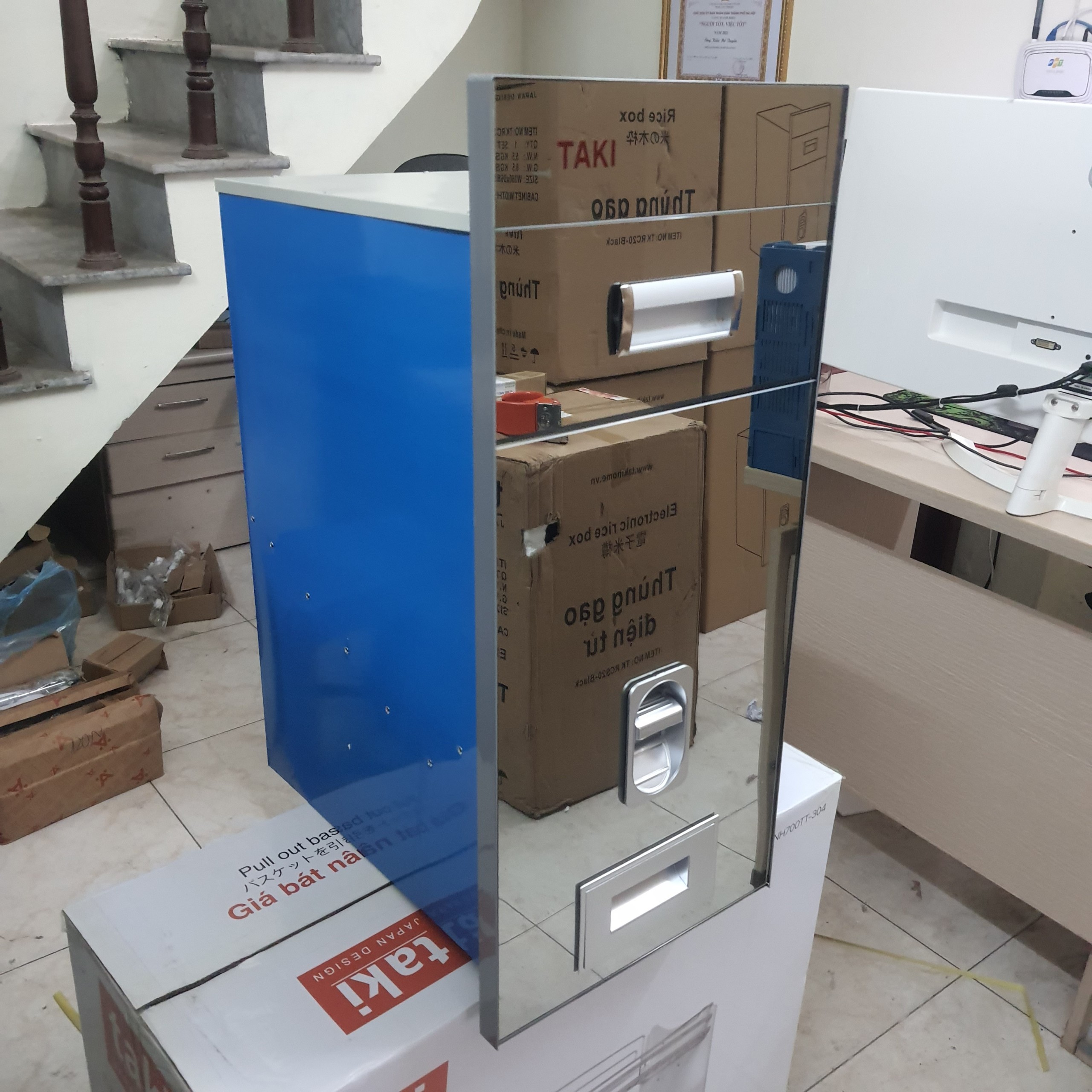Thùng Gạo Thông Minh Gương Cường Lực Tủ Bếp TAKI Dành Cho Tủ Bếp Dưới - Có Thợ Lắp Đặt
