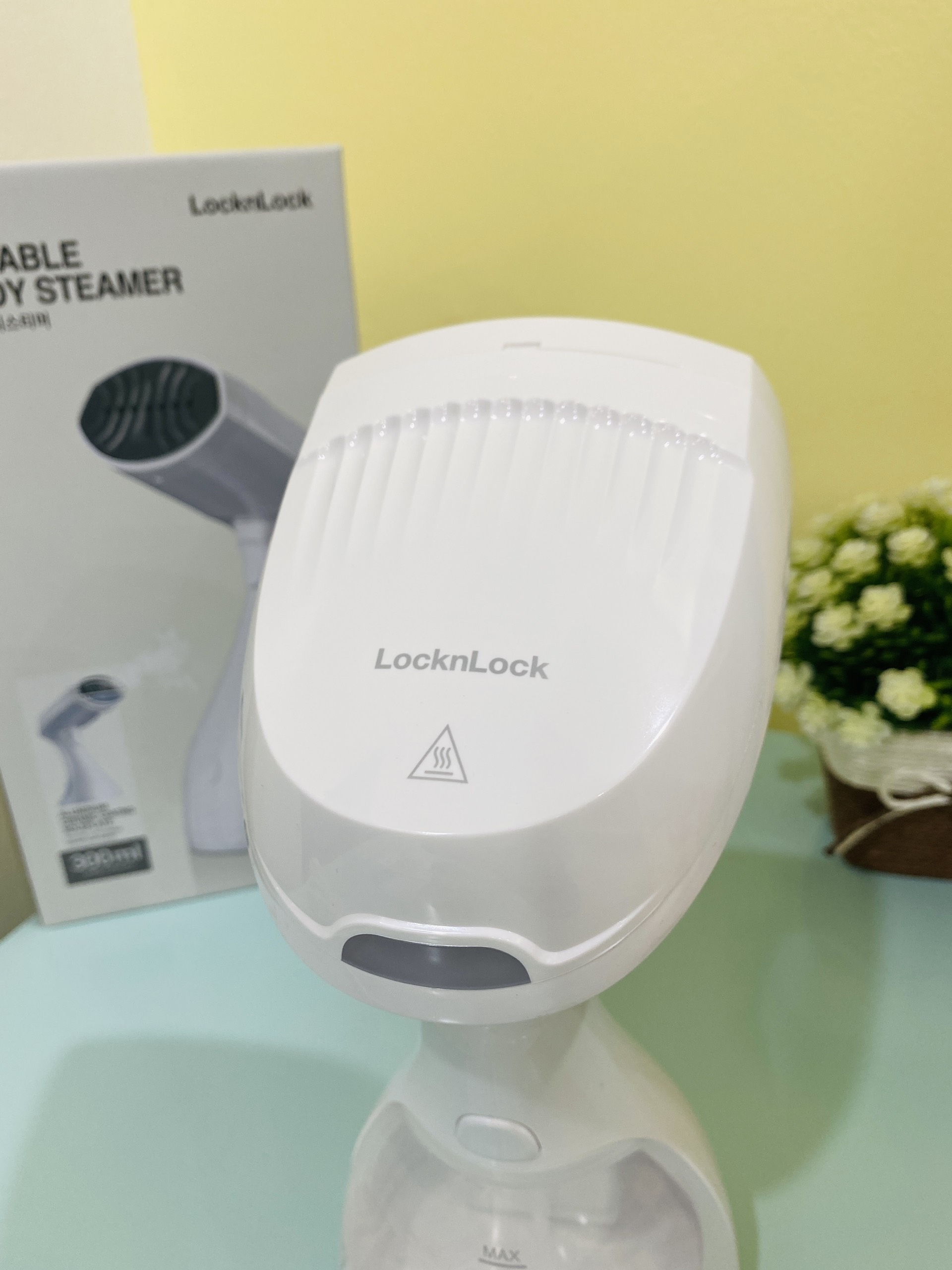 Bàn là hơi nước cầm tay Lock&lock Handy Steamer ENI222WHT (Model New) - Hàng chính hãng