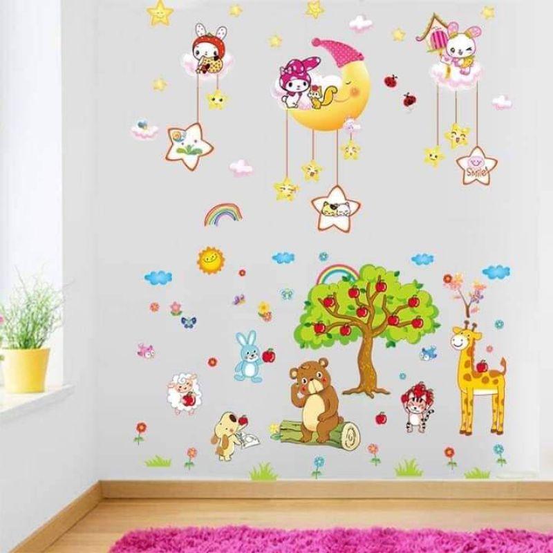 Decal dán tường trăng sao, thú và cây táo.