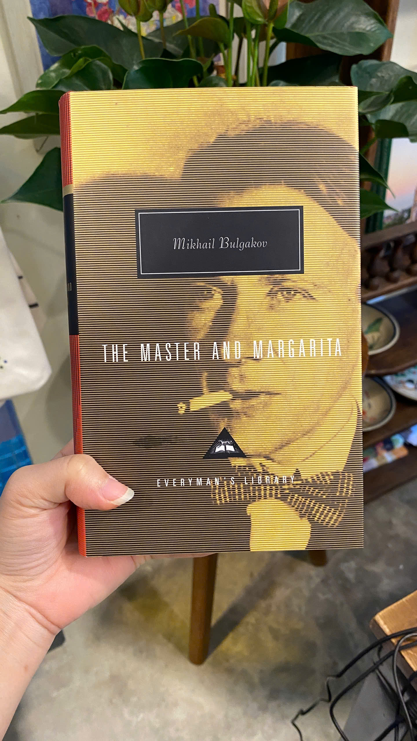 Sách - The Master &amp; Margarita - Mikhail Bulgakov| Everyman’s Library / Classics / Ngoại văn Bìa cứng