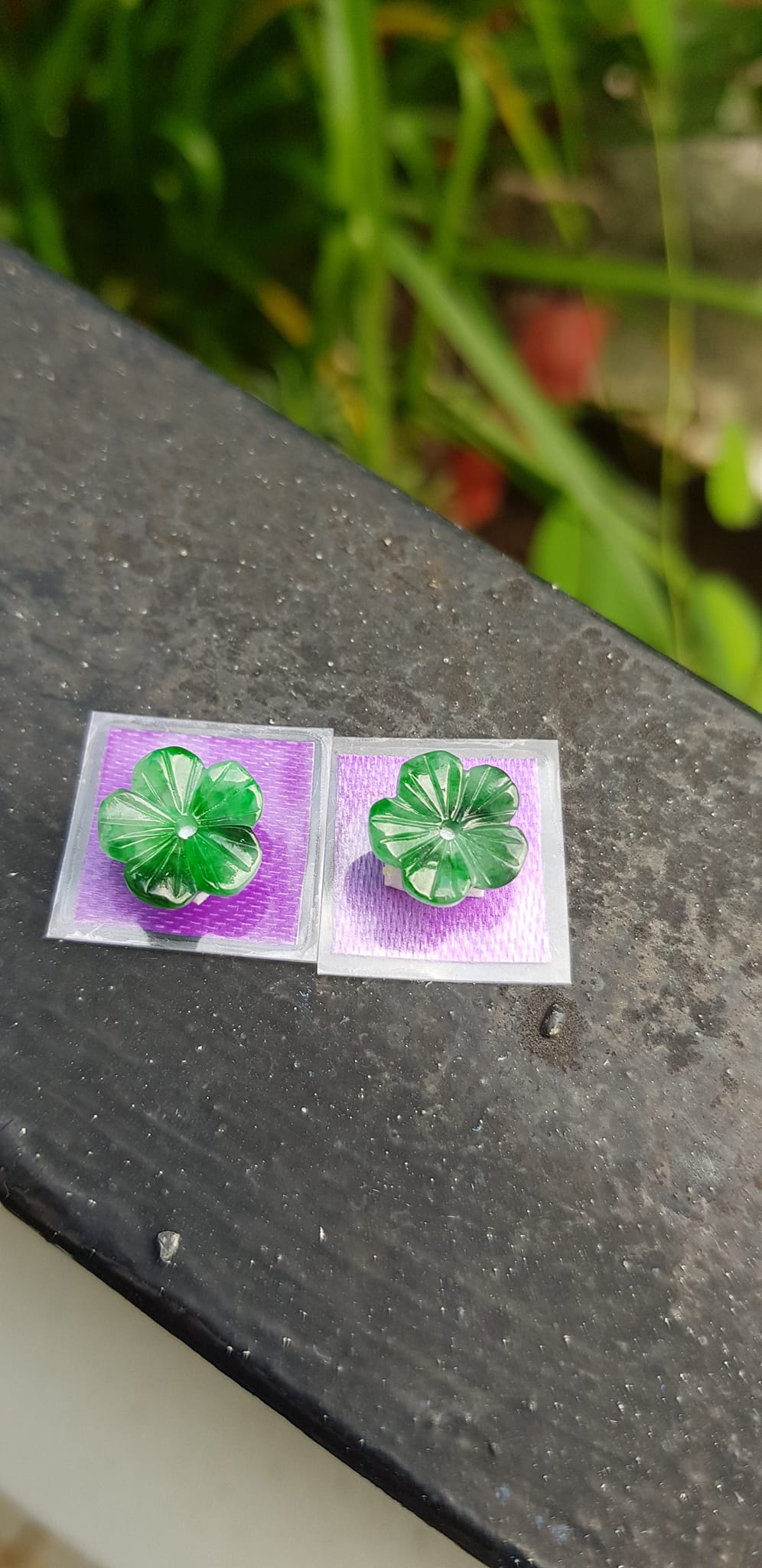 Đôi bông tai hoa mai đẹp đk 10mm x dầy 2mm đá cẩm thạch xanh tự nhiên lý sơn thủy trắng nhẹ các Chị em về bọc vàng lên đeo đẹp sang tai lắm nhé