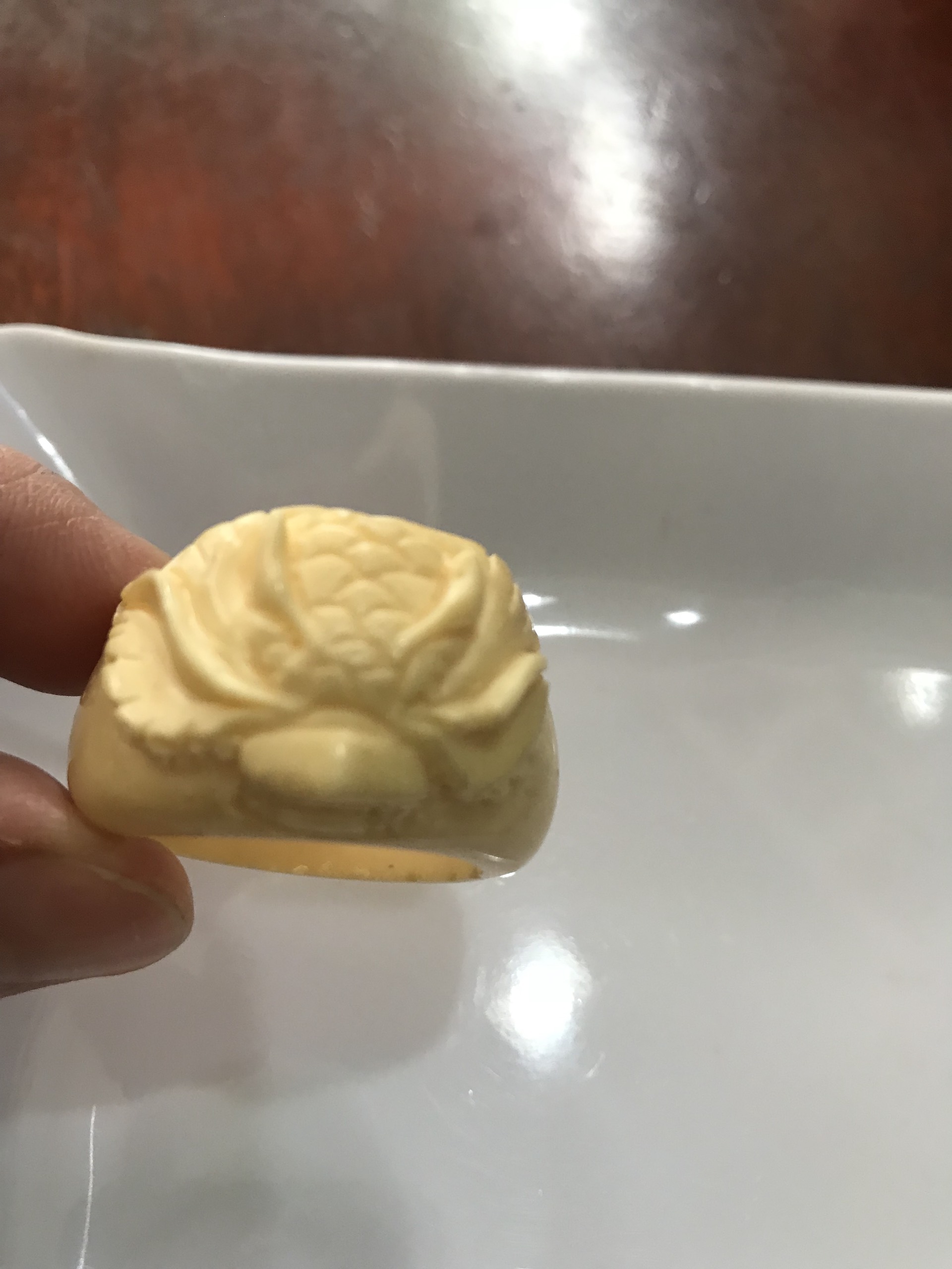 Nhẫn Nam Chạm Đầu Rồng Giả Ngà hay Xương Mỹ Nghệ màu trắng Ni to 24mm Cao 18mm Dầy 5mm Dành Cho Các Anh Nam đeo nhẫn ngón tay cái hay bất kỳ ngón tay nào ni lọt vừa tay là 24mm rẻ vẫn đẹp như thường ạ